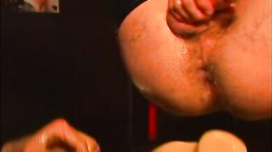 Gay feticista in completo di pelle