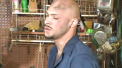 Meccanici omosessuali scopano un cliente