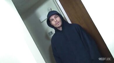 Ragazzo tatuato si sega il cazzo