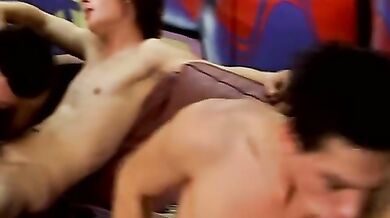 Giovanni scopa il culo di Alessio e Michele