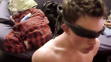 Ragazzo omosex viene scopato nella bocca