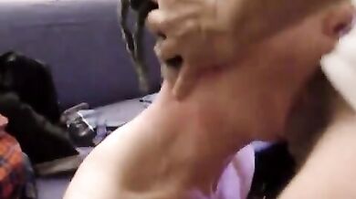 Ragazzo omosex viene scopato nella bocca