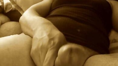 Ragazzo si spara una sega in salotto