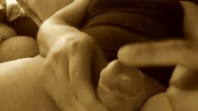 Ragazzo si spara una sega in salotto