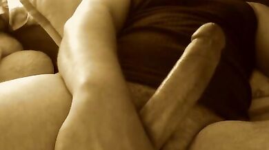 Ragazzo si spara una sega in salotto