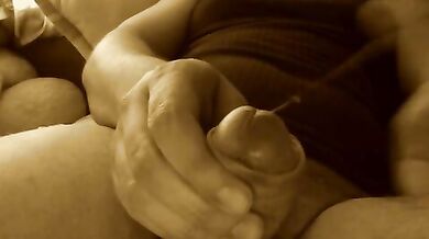 Ragazzo si spara una sega in salotto