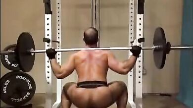 Culturista gay con pube peloso