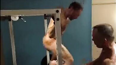 Culturista gay con pube peloso