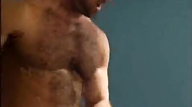 Culturista gay con pube peloso