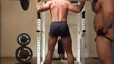 Culturista gay con pube peloso