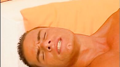 Ragazzi muscolosi se lo piantano nel culo