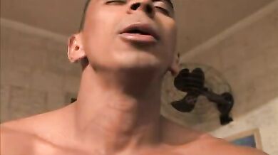 Ricchioni brasiliani scopano con passione