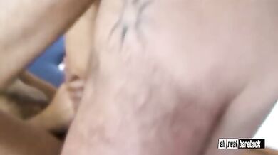 Arabo peloso lo prende nel sedere