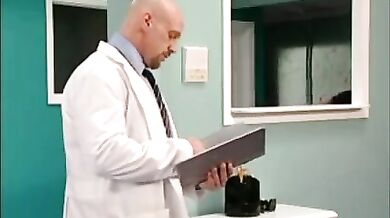 Medico gay spana un culo