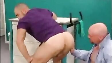 Medico gay spana un culo
