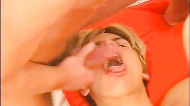 Giovani gay fanno sesso a tre