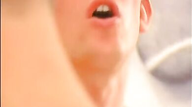 Giovani gay fanno sesso a tre