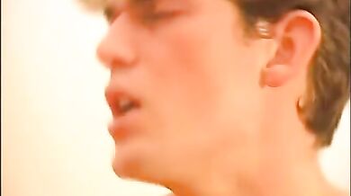 Giovani gay fanno sesso a tre