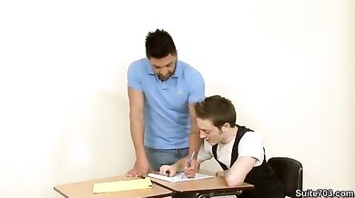 Insegnante da una lezione al suo studente