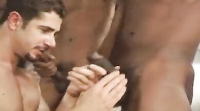 Detenuti negri inculano un agente