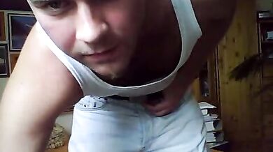 Uomo esibisce fiero il suo cazzo