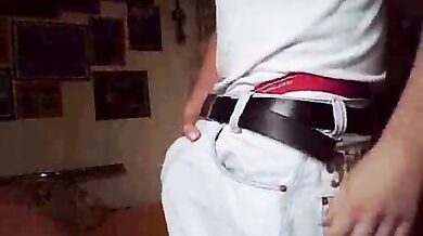 Uomo esibisce fiero il suo cazzo