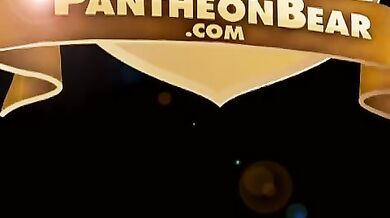 Vecchio panzone si sega il pisello