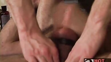 Maturo passivo scopato da un giovane