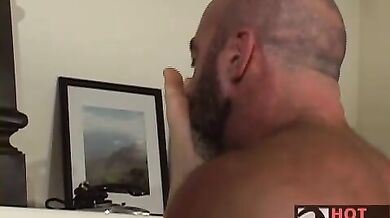 Maturo passivo scopato da un giovane