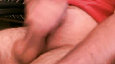 Uomo trentenne si masturba