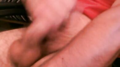 Uomo trentenne si masturba