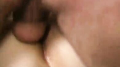 Ragazzo scopa con uomo maturo