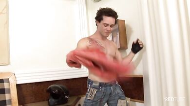 Ragazzo tatuato sborra tutto il giorno