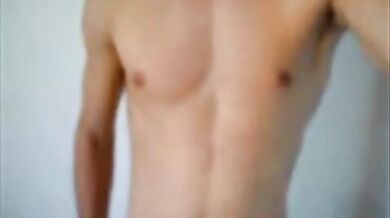 Ragazzo sexy con un grosso pisello