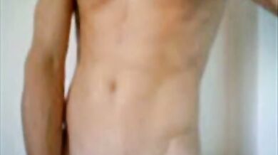 Ragazzo sexy con un grosso pisello