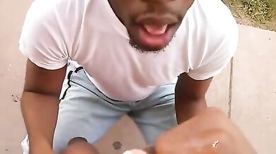 Negro effeminato succhia il pisello