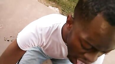 Negro effeminato succhia il pisello