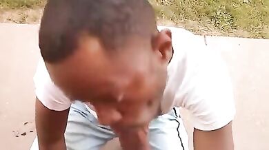 Negro effeminato succhia il pisello