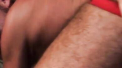 Gay peloso lecca il culo