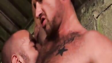 Gay peloso lecca il culo