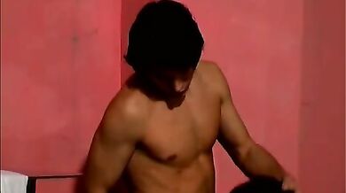 Nerd gay si fa fare una pompa