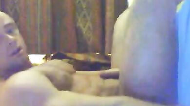 Gay sborra sulla pancia