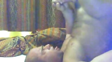 Gay sborra sulla pancia