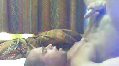 Gay sborra sulla pancia