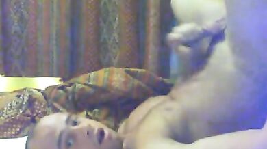 Gay sborra sulla pancia