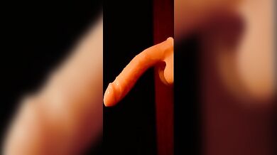 Ragazzo in maschera succhia cazzo di slicone