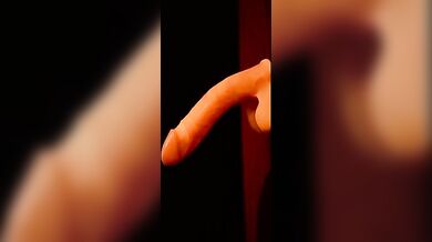 Ragazzo in maschera succhia cazzo di slicone