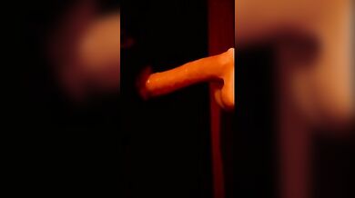 Ragazzo in maschera succhia cazzo di slicone