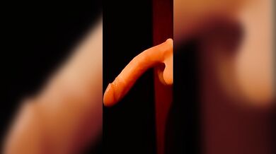 Ragazzo in maschera succhia cazzo di slicone