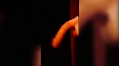 Ragazzo in maschera succhia cazzo di slicone